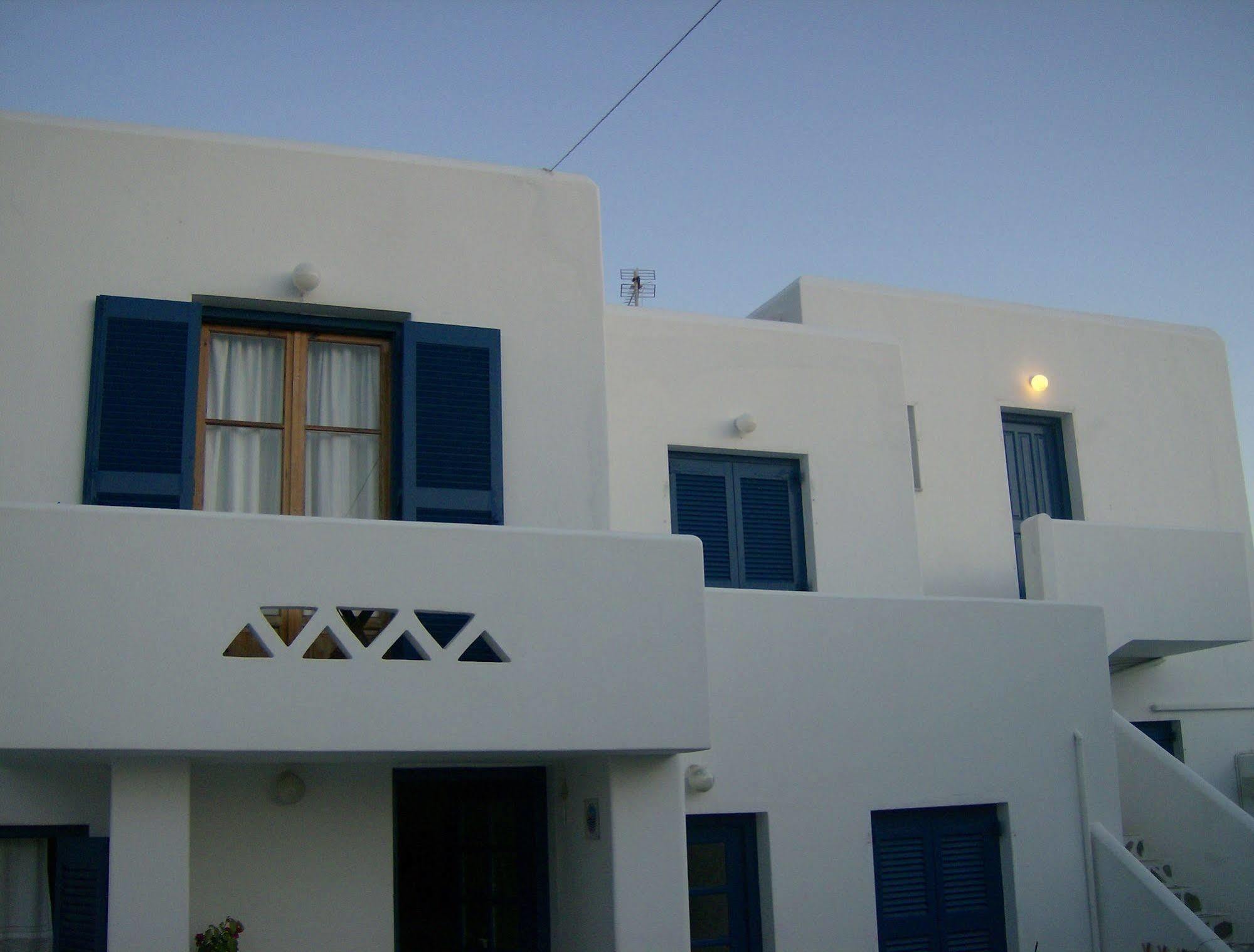 Athina'S Blue Studios Науса Екстер'єр фото